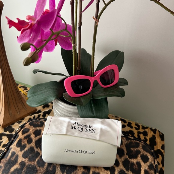 ALEXANDER MCQUEEN (NEW) Authentic Luxury Sunglasses - Picture 2 of 7